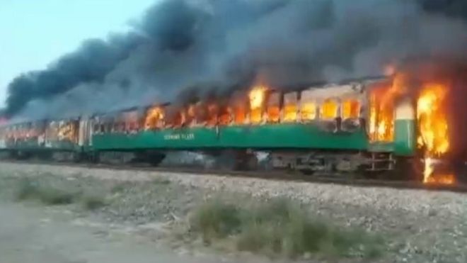Щонайменше 73 пасажири загинули внаслідок пожежі у потязі в Пакистані, який їхав з Карачі до Равалпінді.