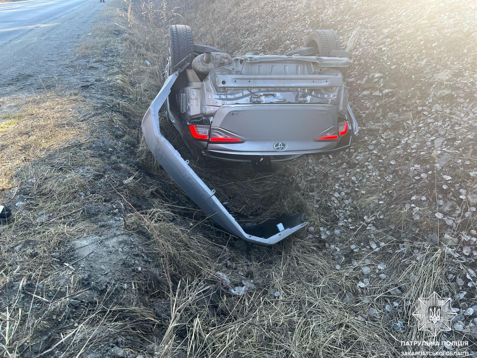 Автотроща на Мукачівщині: водій "припаркував" авто у кювет (ФОТО)