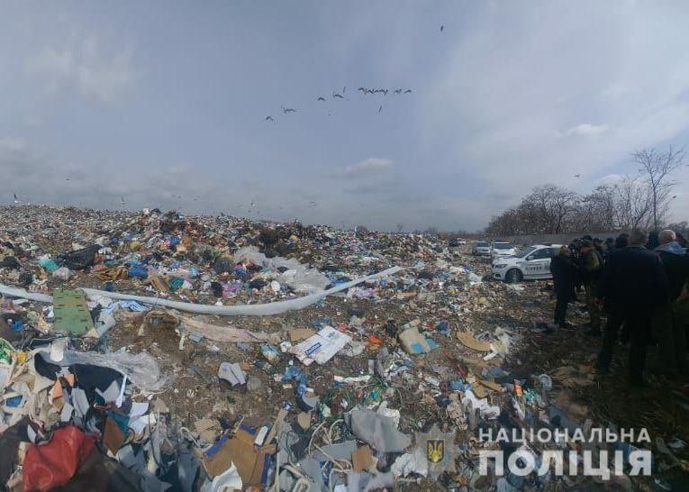 Малюнок до статті Зарізав "колегу по чарці" та сховав тіло в сміттєвому баку: як суд покарав 36-річного вбивцю (ФОТО)%