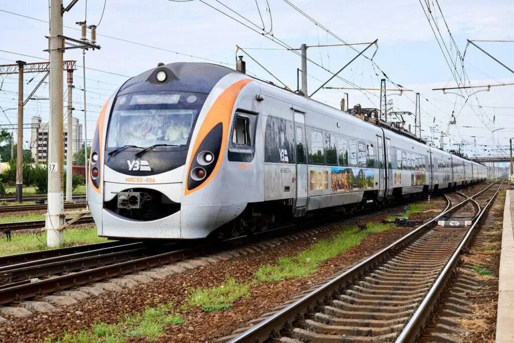 Ukrzaliznytsia has opened the sale of tickets online for a new direct train No. 143/146 to Hungary on the Chop - Budapest - Vienna route.
