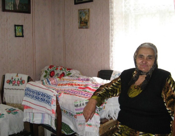 74-річна Ганна Туряниця з гірського села Тур’я-Бистра Перечинського району відома майстриня ручні роботи: на ліжках, стінах, меблях, підлозі – рушники, серветки, вишивані подушки, ткані покрівці. 