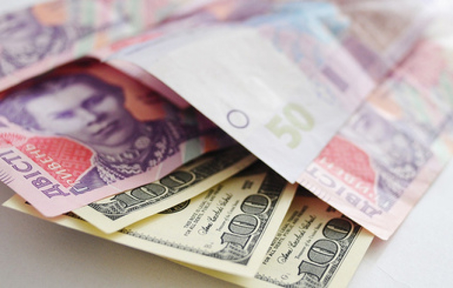 Официальный курс национальной валюты к доллару составляет 21,26 гривны.
