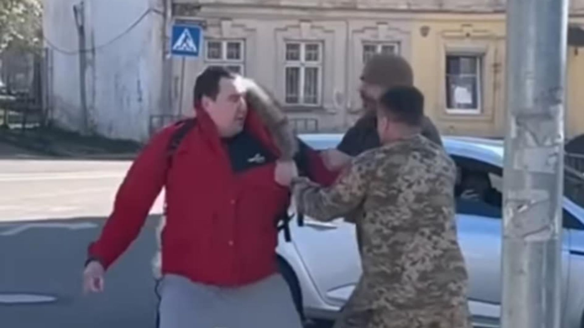 "Накинулись двоє на одного": мережа Фейсбук шаленіє від кадрів жорсткої мобілізації. Підтримують військових (ВІДЕО)
