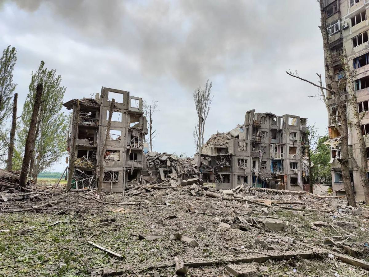 Російські окупанти завдали ракетного удару по Авдіївці в Донецькій області. В результаті атаки дощенту знищена житлова дев'ятиповерхівка, під завалами знаходяться люди.