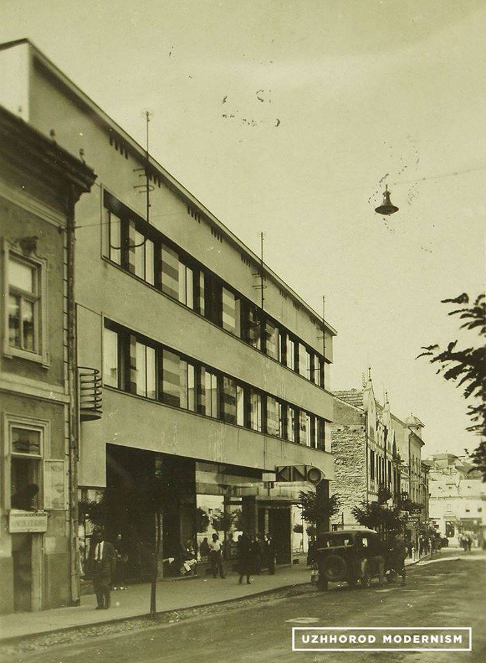 Продовжується флешмоб по приверненню уваги до знищення кінотеатру «Ужгород» — пам'ятки модернізму, зведеної у 1931–1932 роках кошицьким архітектором Людовітом Оелшлеґером.
