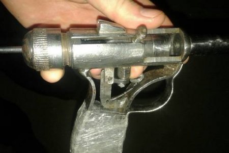 Саморобний нарізний пістолет та набої до нього поліцейські Берегівського відділу вилучили від 47-річного місцевого мешканця.