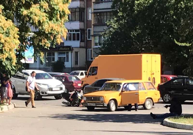 В Ужгороді на вулиці Минайській сталася дорожньо-траспортна пригода за участю легкових автомобілів та мотоциклу.