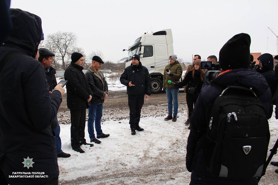 У Мукачеві відбулася виїзна робоча нарада, щодо забезпечення безпеки дорожнього руху на об’їзних дорогах міста.