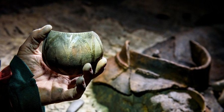 Дорогоцінні артефакти і кістки, що датуються бронзовим століттям, були виявлені в печері Барадла в північно-східній Угорщині. 