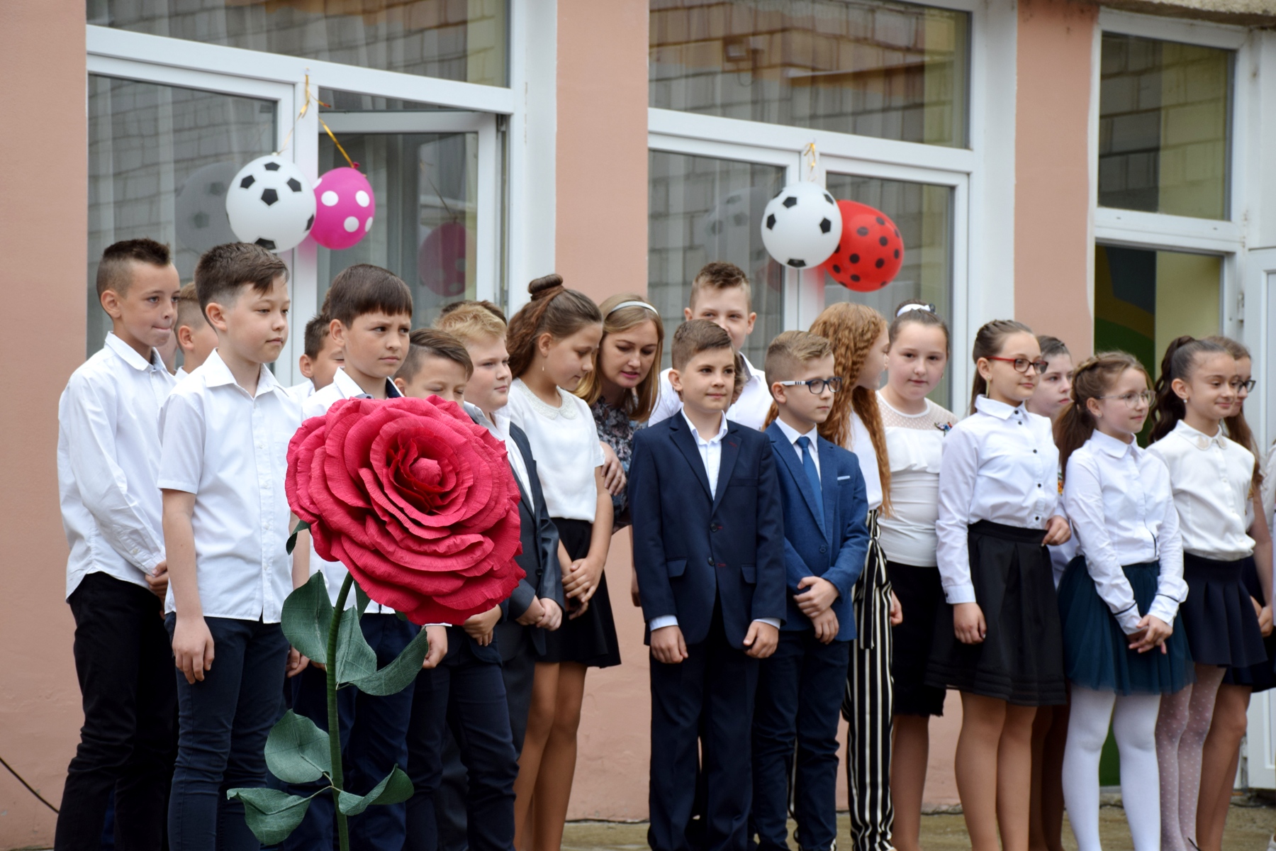 Сьогодні в Ужгороді святкують закінчення школи не лише вже майже дорослі 11- та 9-класники, а й ще зовсім юні випускники – ще вчора учні 4-х класів початкових навчальних закладів та НВК.