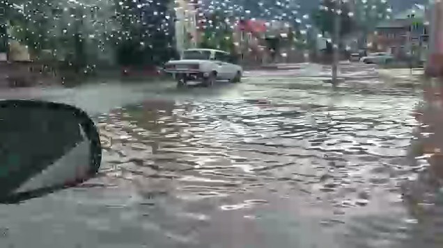 Міжгір'я опинилося в центрі грози: вулиці залило водою (ВІДЕО)