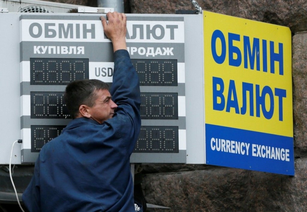 Курс купівлі долара в київських обмінниках знизився до 23,99 гривень, курс продажу - до 24,33.
