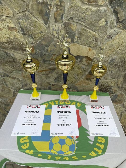 В обласному центрі Закарпаття провели благодійний футбольний турнір UzhhorodITCup «Кубок ЗСУ». Учасники й глядачі змагань зібрали 64300 гривень.
