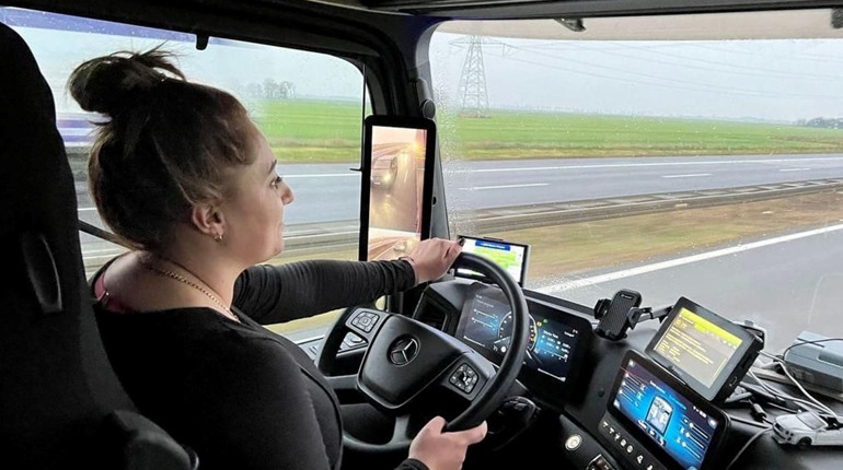 На смену мужчинам: женщин в Украине научат водить грузовики и автобусы