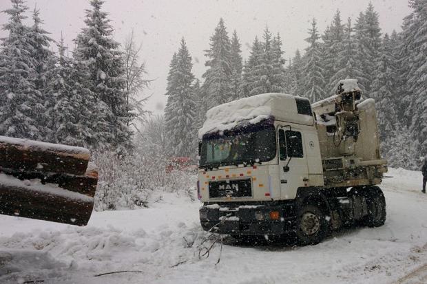 На Закарпатських перевалах рятувальники чергуватимуть, поки не зійде сніг.