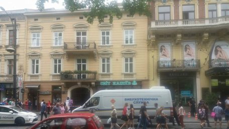 Сьогодні, 27 червня, у центрі Львова, на проспекті Свободи, 25 вибухотехніки шукають вибухівку. 