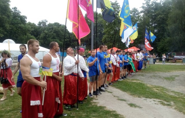 Закарпатські стронгмени перемогли на турнірі «Козацькі розваги-2016»