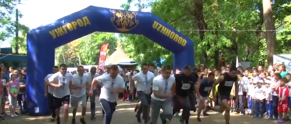 В Боздошском парке в Ужгороде на соревнования собрались тысячи спортсменов / ВИДЕО