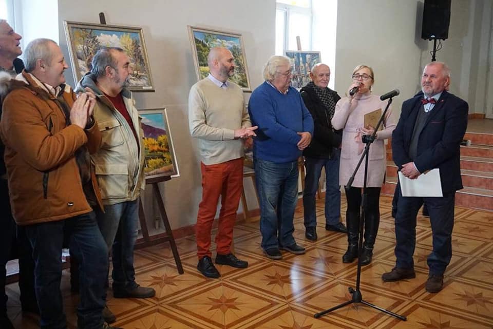Вчора у фойє Мукачівського драматичного театру відбулося урочисте відкриття персональної виставки живопису та графіки “Крокуючи життям” відомого закарпатського художника.