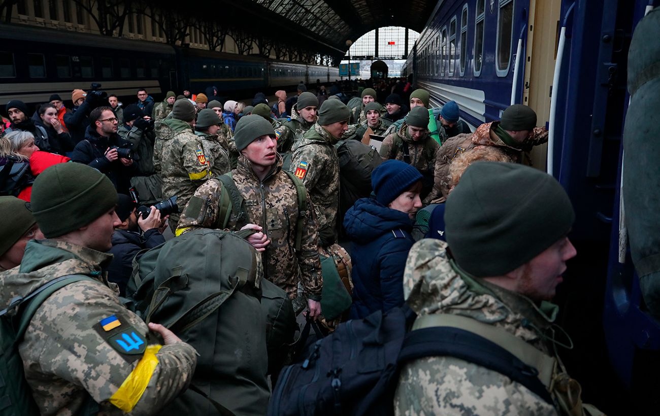 В Україні  подовжено воєнний стан та триває мобілізація, тому повістки видають усім військовозобов'язаним чоловікам від 18 до 60 років.

