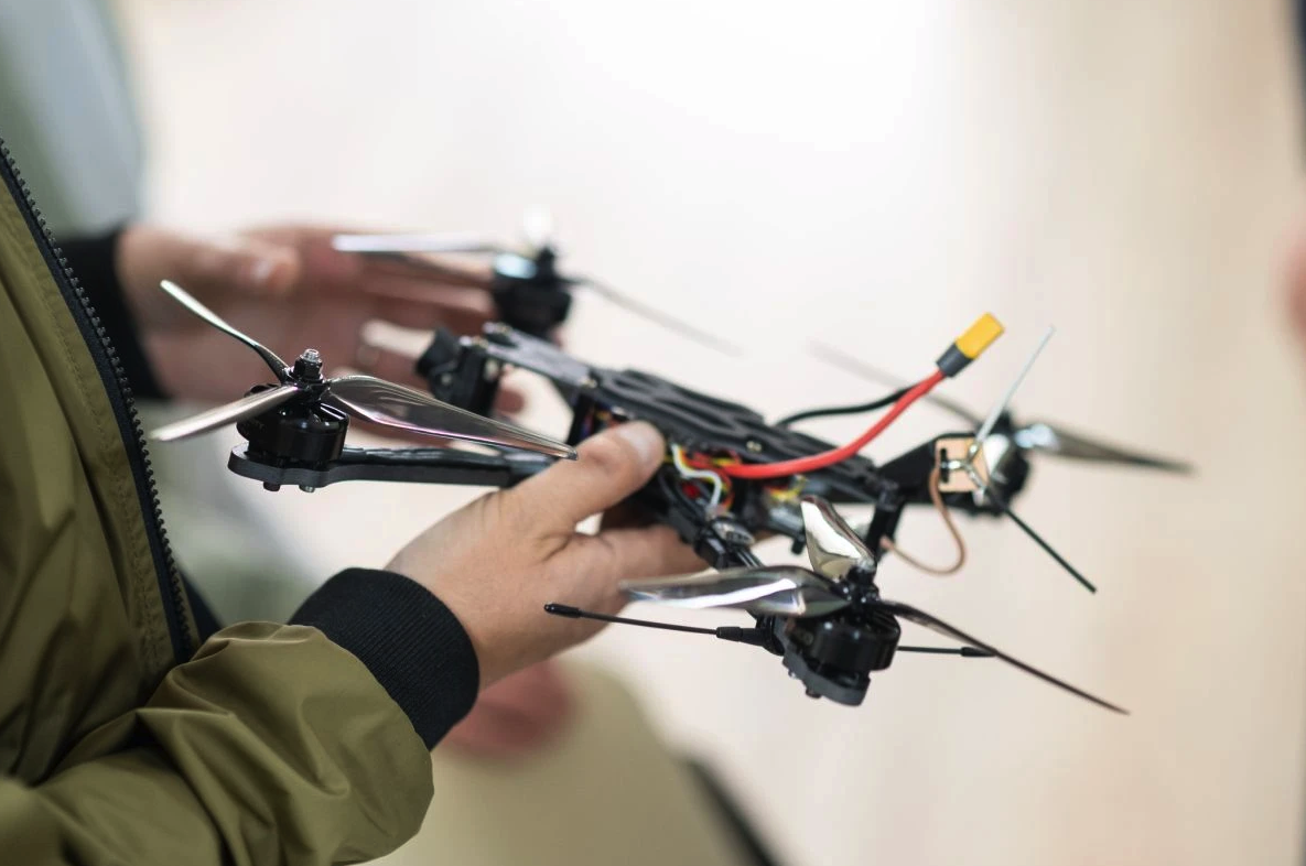Інженерні курси FPV: професійне навчання у Школі FPV дронів ArmDrones