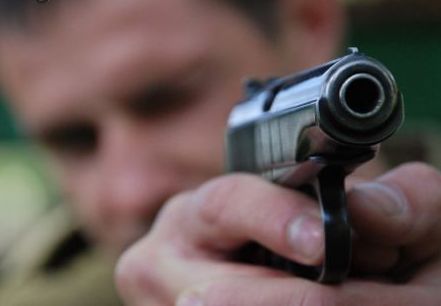 У селищі Чинадієво Мукачівського району 34-річний місцевий житель підстрелив двох односельців віком 35 та 36 років. 