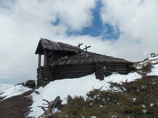 У Карпатах на висоті 1600 метрів знайшли старовинну хату. Це так звана колиба – хатина вівчарів.