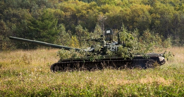 Росія перекинула на кордон окупованого Криму з материком 10 БТРів, 10 танків та 3 