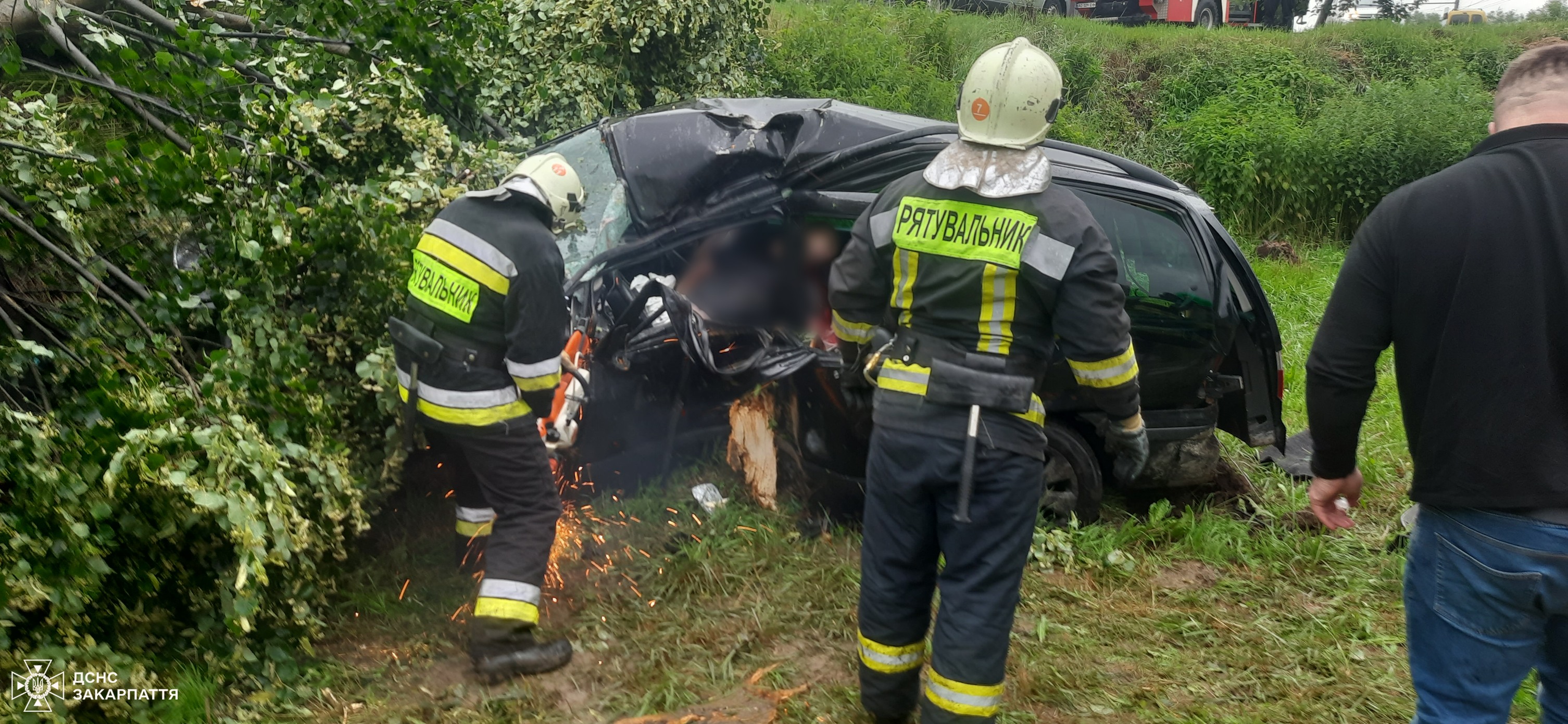 Трагічна ДТП на Закарпатті: загинув 35-річний водій, пасажири потрапили до лікарні