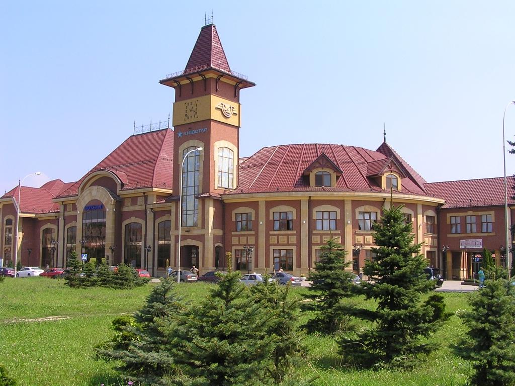 В Ужгороді біля залізничного вокзалу проводять реконструкцію площі Кірпи.