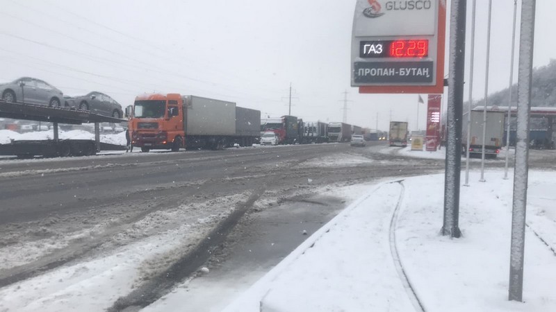 В последние дни в Закарпатье значительно «мете» снег. В результате автомагистрали в некоторых местах оказываются в ужасном состоянии. Un щеткой снег на дорогах добавляет некоторые хлопот для водителей транспортных средств. 