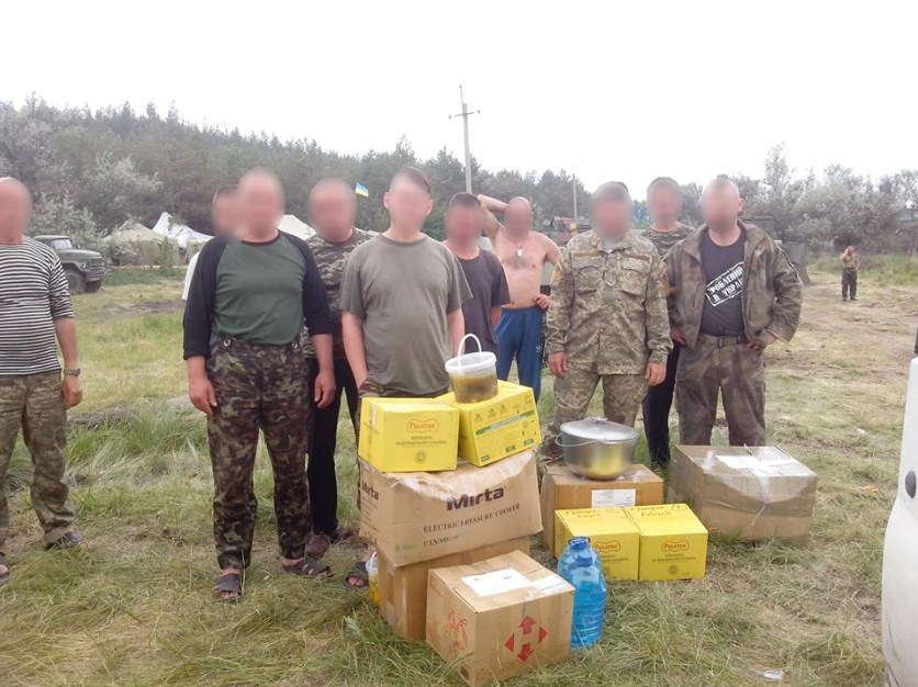 Продовольствие, средства гигиены и другие необходимые вещи днях доставили на восток страны бойцам.