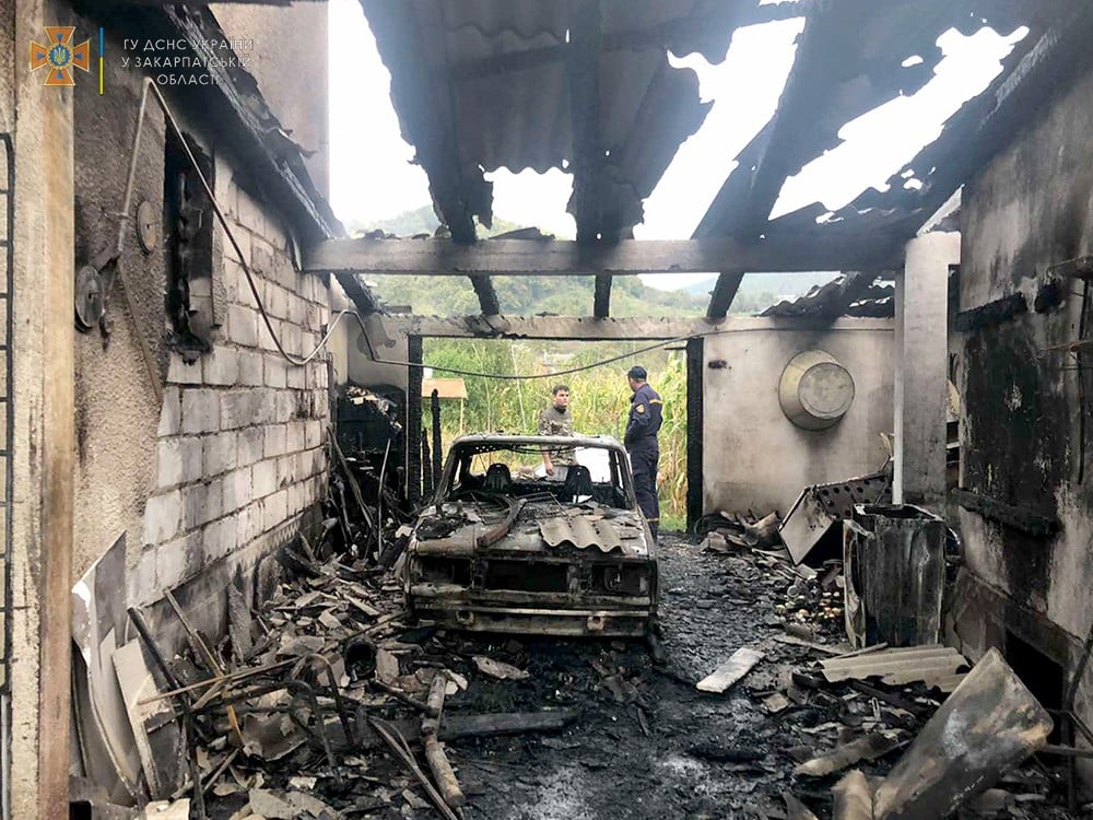 Пожежа трапилася у селі Грушово, на території приватного дворогосподарства загорівся автомобіль.