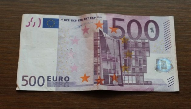 Туалети трьох женевських ресторанів і одного банку засмітилися після того, як хтось кинув в них десятки банкнот по 500 євро.