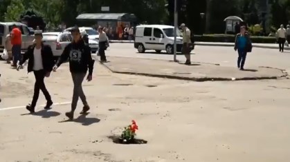 На вулицях Чернівців засадили квітами ями на дорогах.