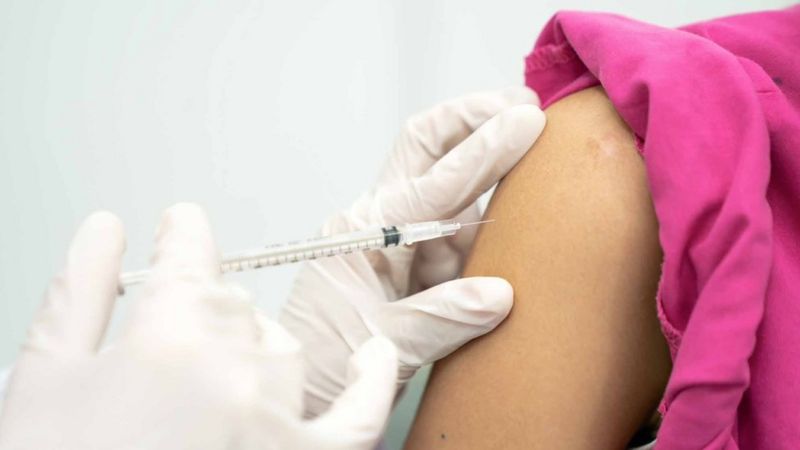Попередній аналіз показує, що перша ефективна вакцина проти коронавірусу може захистити понад 90% людей від зараження Covid-19.