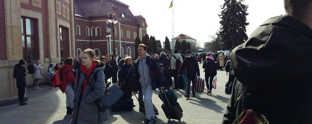 До Ужгорода щодня приїжджають близько 10-ти потягів з біженцями (ВІДЕО)