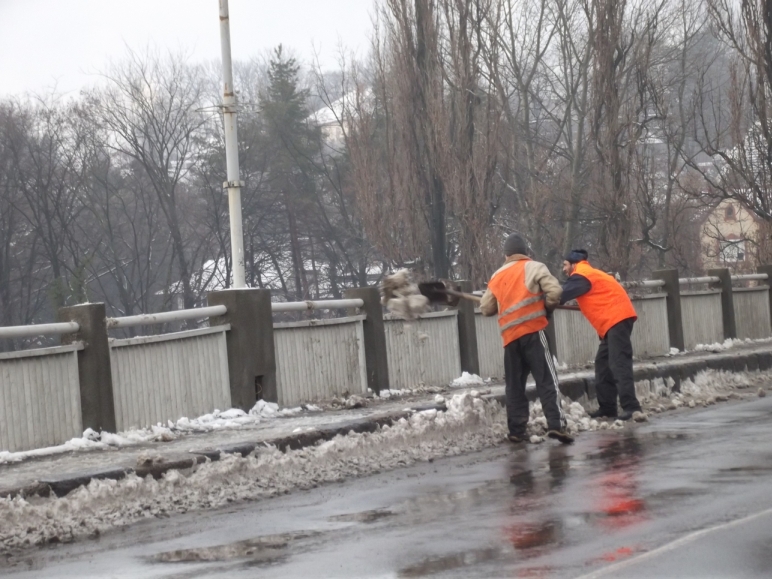 Власти Ужгорода напомнила о штрафах за нерасчищенные от снега придомовые территории