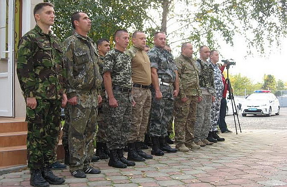 В минулі вихідні з Ужгорода на Донбас провели чергову групу працівників обласного управління Державтоінспекції.