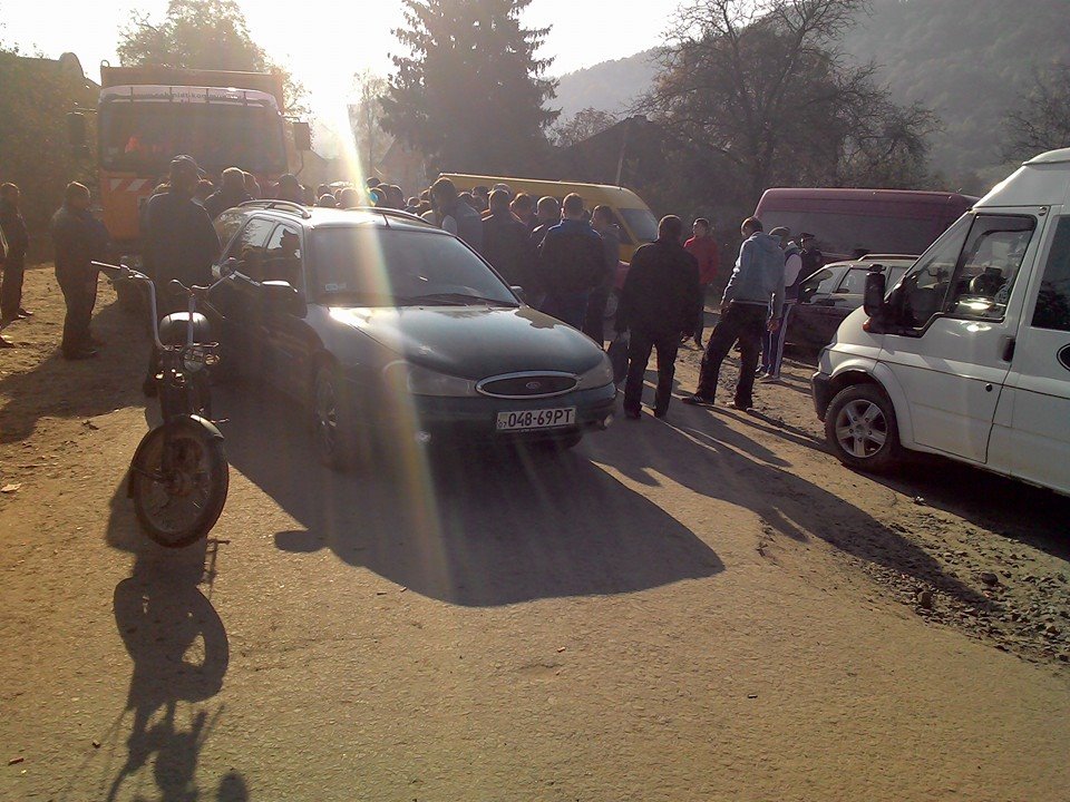 Жителі села Кушниця вийшли на дорогу, перекривши рух транспорту.