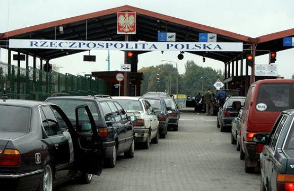 Временно Львовская таможня не будет составлять протоколы на владельцев автомобилей с иностранной регистрацией, которые не смогли вовремя пересечь границу из-за приостановки малого пограничного движения с Польшей.