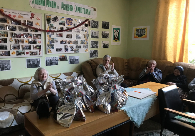 Волонтаріат УжНУ порадував на різдвяні свята мешканців Ужгородського міського територіального центру соціального обслуговування.
