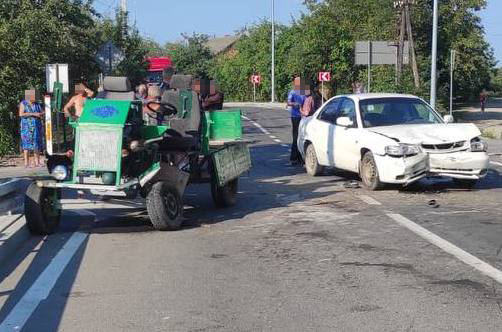 На Заході України автомобіль зіткнувся з трактором: відомо деталі ДТП 