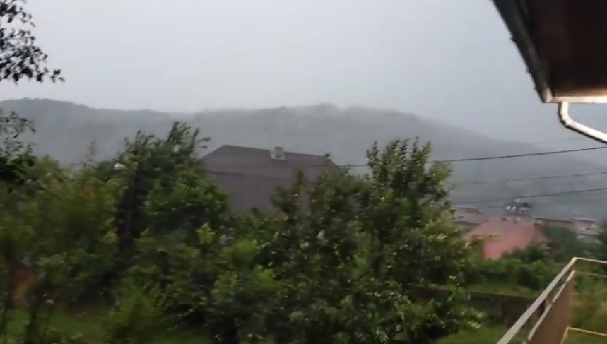 Негода наробила біди й на Свалявщині: відео грози, що нагадувала ураган, публікують в мережі (ВІДЕО)