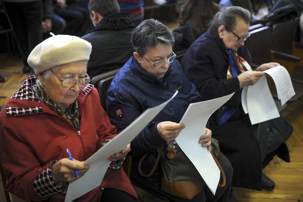 На сайте Президента Украины опубликовано петицию, в которой главу государства Петра Порошенко просят запретить лицам старше 65 лет голосовать на выборах и референдумах.