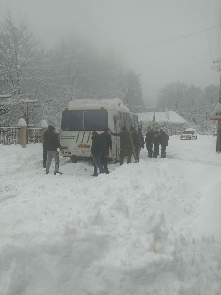 Пасажири визволяли рейсовий автобус із снігової пастки.