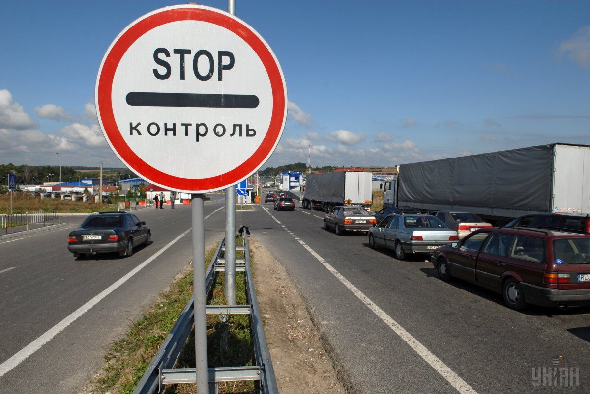 На кордоні із Польщею у чергах стоять понад півтисячі авто / ВІДЕО