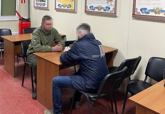 Працівники ДБР повідомили про підозру офіцеру однієї з частин Нацгвардії на Івано-Франківщині, який знущався з військовослужбовця.

