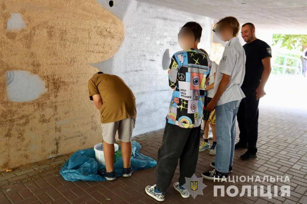 Вранці, 20 липня, співробітники Ужгородського районного управління поліції помітили, як діти розмальовували стіни в переході біля транспортного мосту.