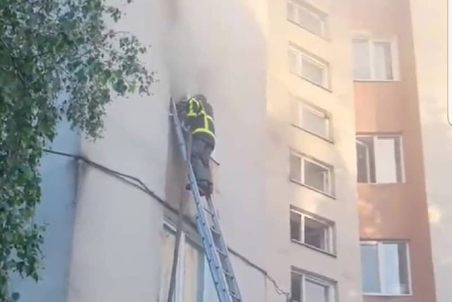 Повідомлення про пожежу на вулиці Жайворонкова, що в м. Хуст, надійшло до Служби порятунку “101” напередодні о 19:55.